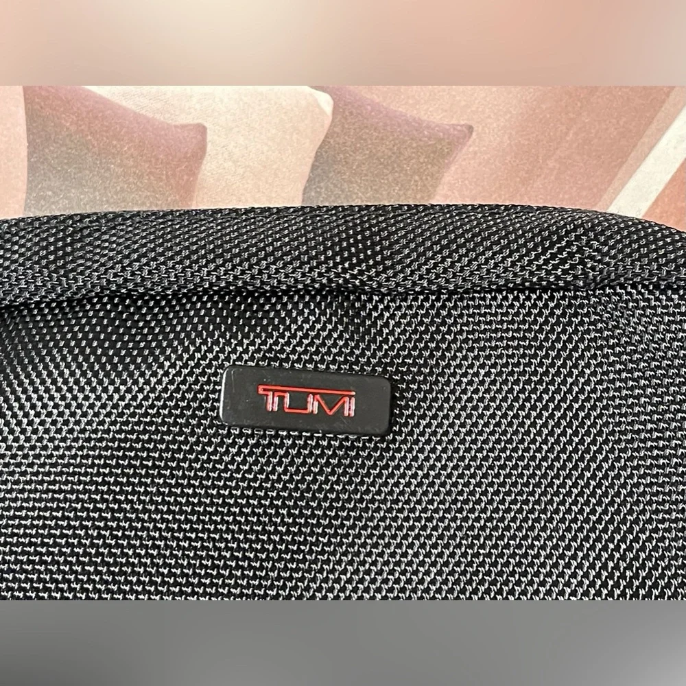 Tumi For Delta Unisex Toiletry Case/Cosmetic Pouch/Accessory Case Black/Red Logo